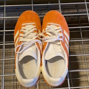 *WORN ONCE* ADIDAS GAZELLE SNEAKER